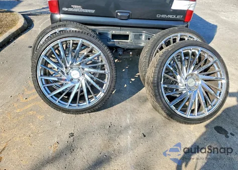 2003 Chevrolet Suburban C1500 z USA, uszkodzony, nr VIN 3GNEC16Z33G228459